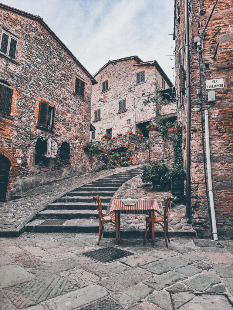 Cosa vedere ad Anghiari il borgo storico pieno di gatti