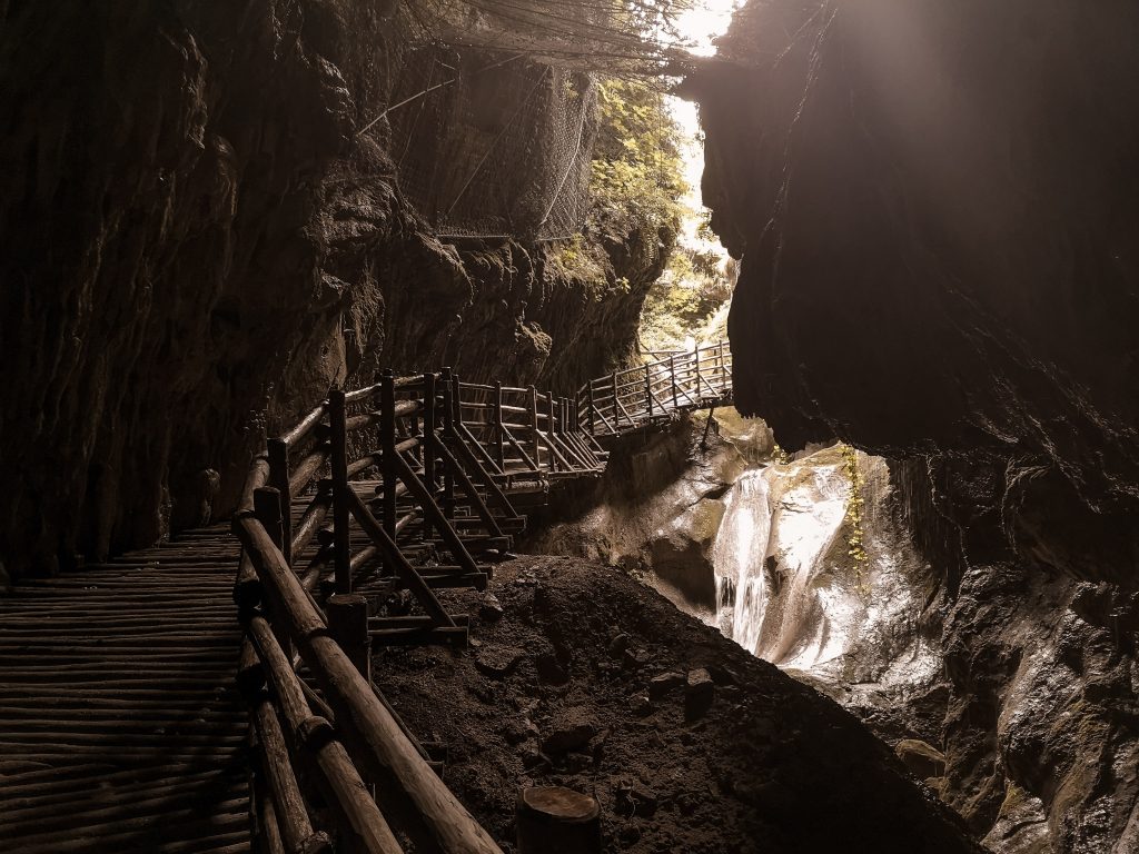 Visitare le Grotte del Caglieron dove parcheggiare la visita e si pagheranno in futuro