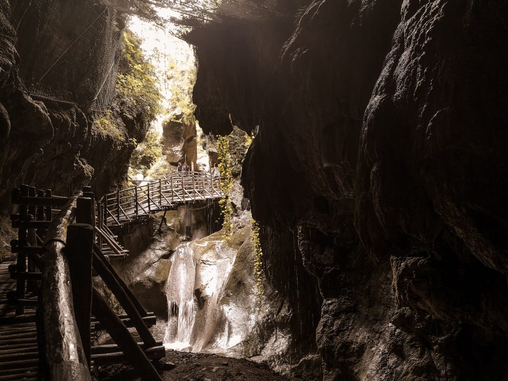 Visitare le Grotte del Caglieron dove parcheggiare la visita e si pagheranno in futuro